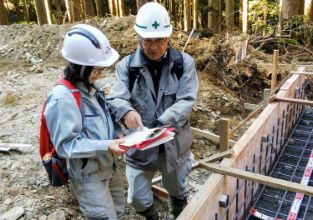 林道工事現場での若手職員への技術指導